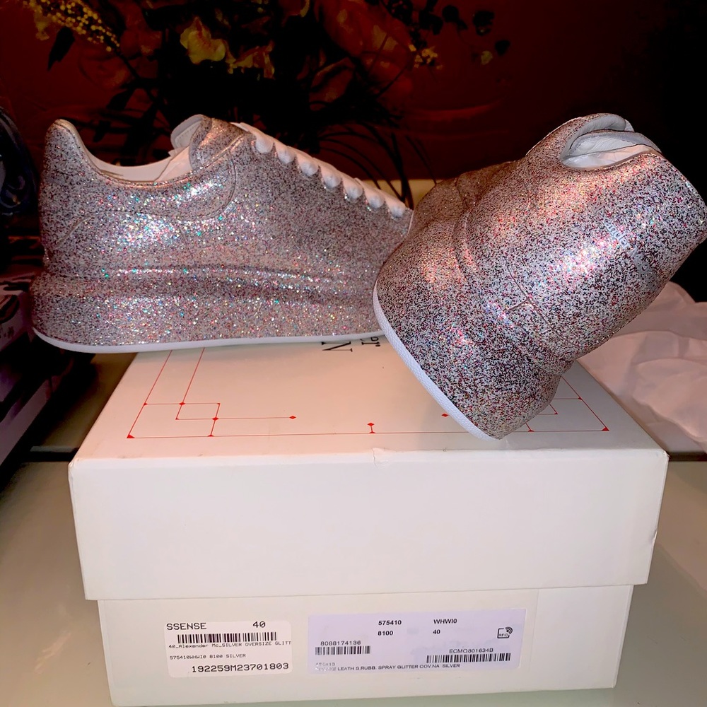 ALEXANDER MCQUEEN Oversized Sneakers
Glittered leather exaggerated-sole sneaker